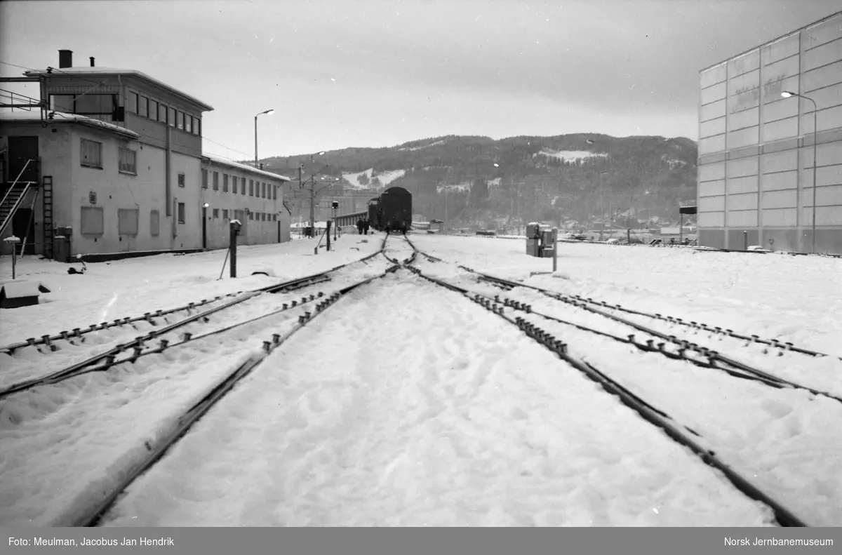 Skifteryggen på Trondheim skiftestasjon med Dowty-elementer (vognbrems) i forgrunnen.