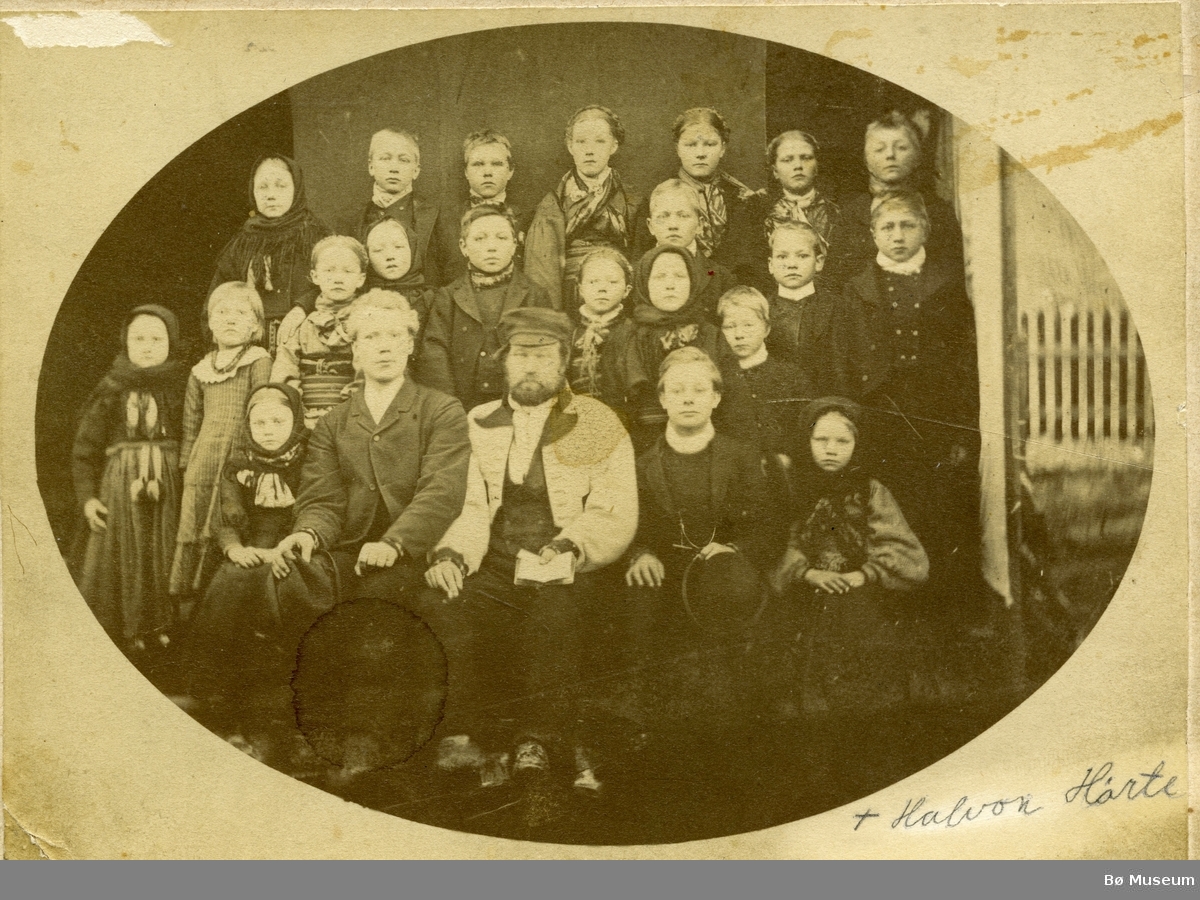 Klassebilete m. a. lærar Torkjel Gunnheim og Halvor Hørte Prestholt (til høgre, nest bakerst)