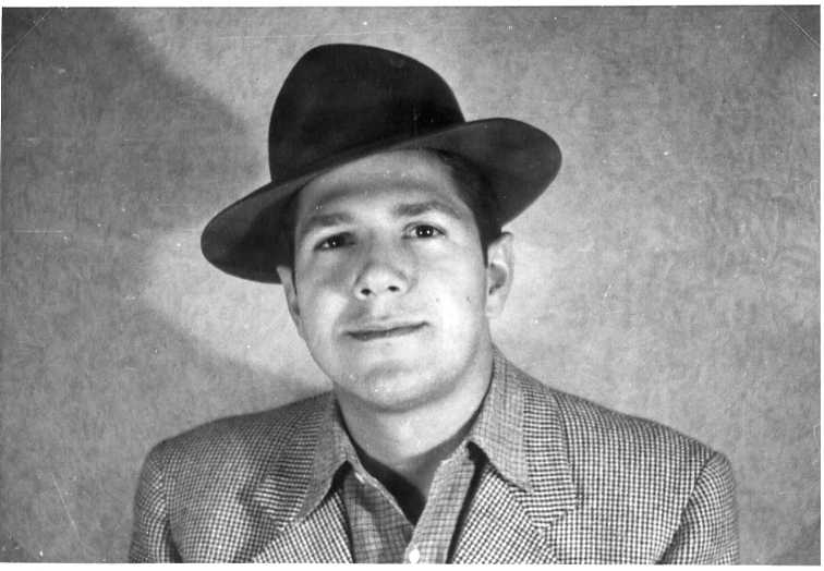 Porträtt av L R Green med hatt på huvudet, en ung man.