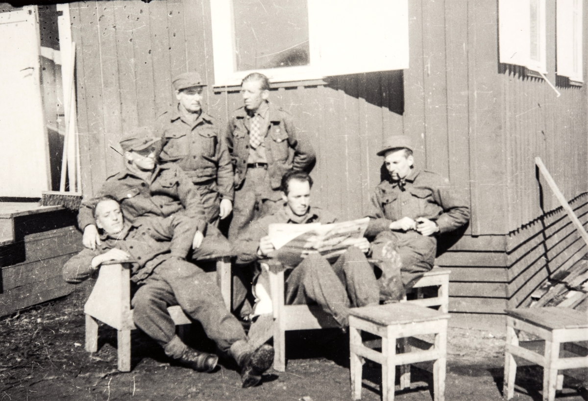 Norske polititropper utenfor en bygning i Sverige under 2. verdenskrig.