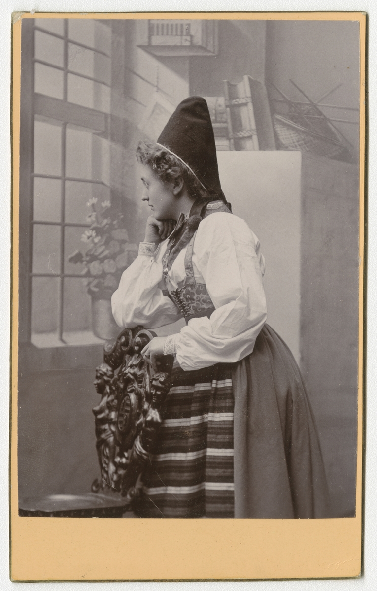 Porträtt av okänd kvinna i Rättviksdräkt.