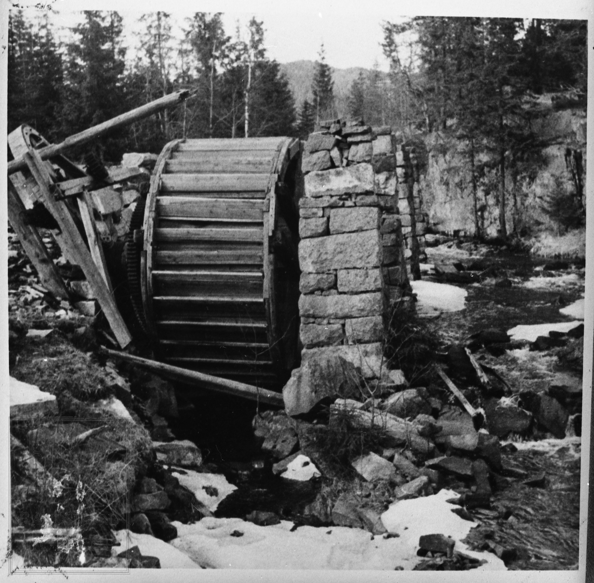 Gammelt møllehjul ved Bjørgeseter i 1943.