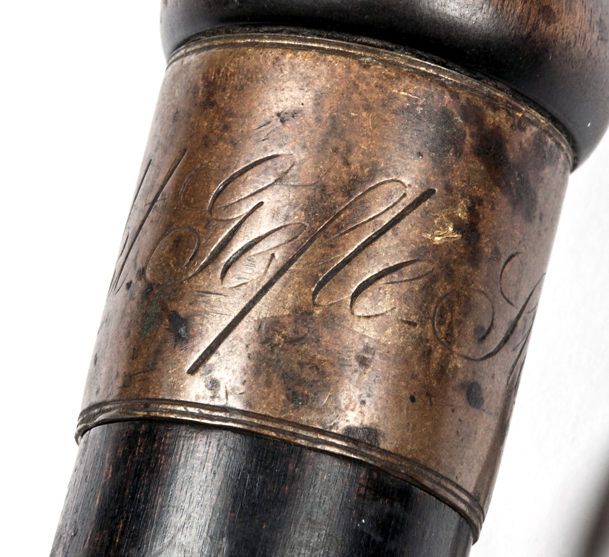Nattvaktsstav av svartmålat trä, med ring påträdd med texten "Gefle Stads Nattvakt". Käppen är till typen som en spatserkäpp med avlång knopp till handtag. I genomborrat hål är genomdragen en lädergla. Doppsko saknas.