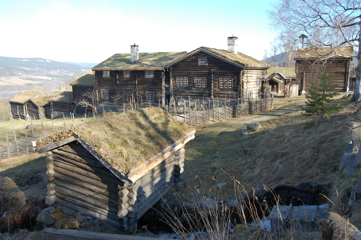 Tun fra 1700-tallet, gjenreist på Maihaugen i1913. Gården består av 27 hus hvor 19 av dem kommer fra Nedre Bjørnstad, Lalm i Vågå.