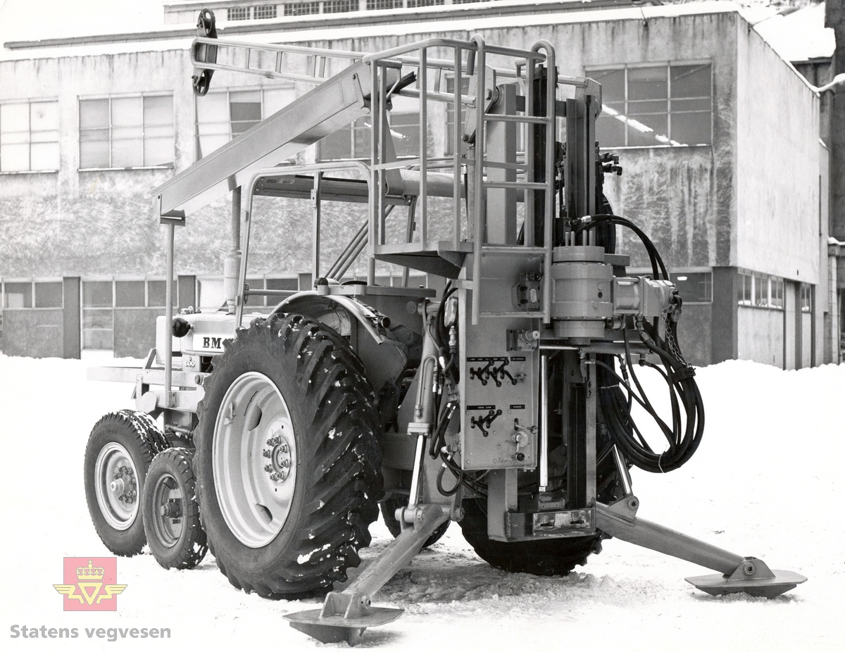 Hydrorigg montert på traktor BM Volvo klar til levering fra Norsk Hydro på Notodden i 1969. Det ble i alt produsert 5 slike rigger og de representerer en viktig milepel i utviklingen av mekaniserte borrigger. (Kilde: Grunnboringsutstyr 1960-2000, rapport nr. 255  teknologiavdelingen SVV)
