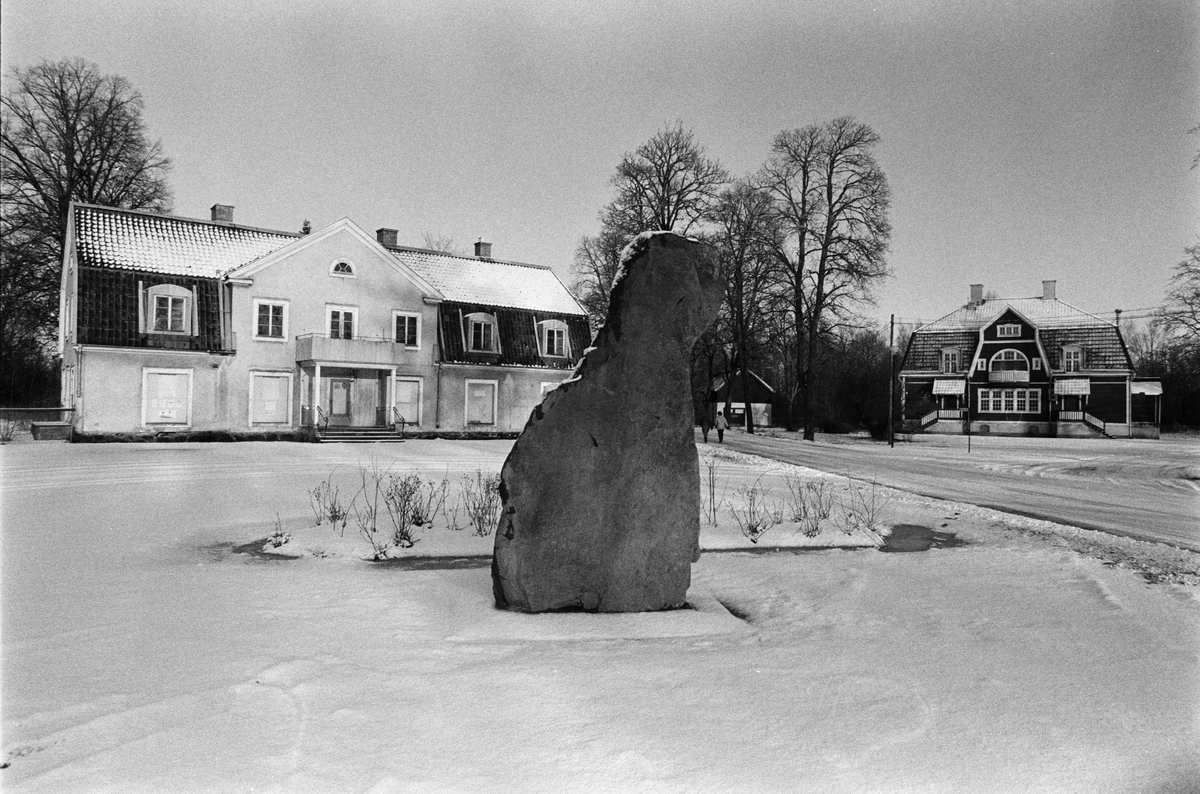 Minnessten utanför brukshandeln, Dannemora, Uppland 1991 - 1992