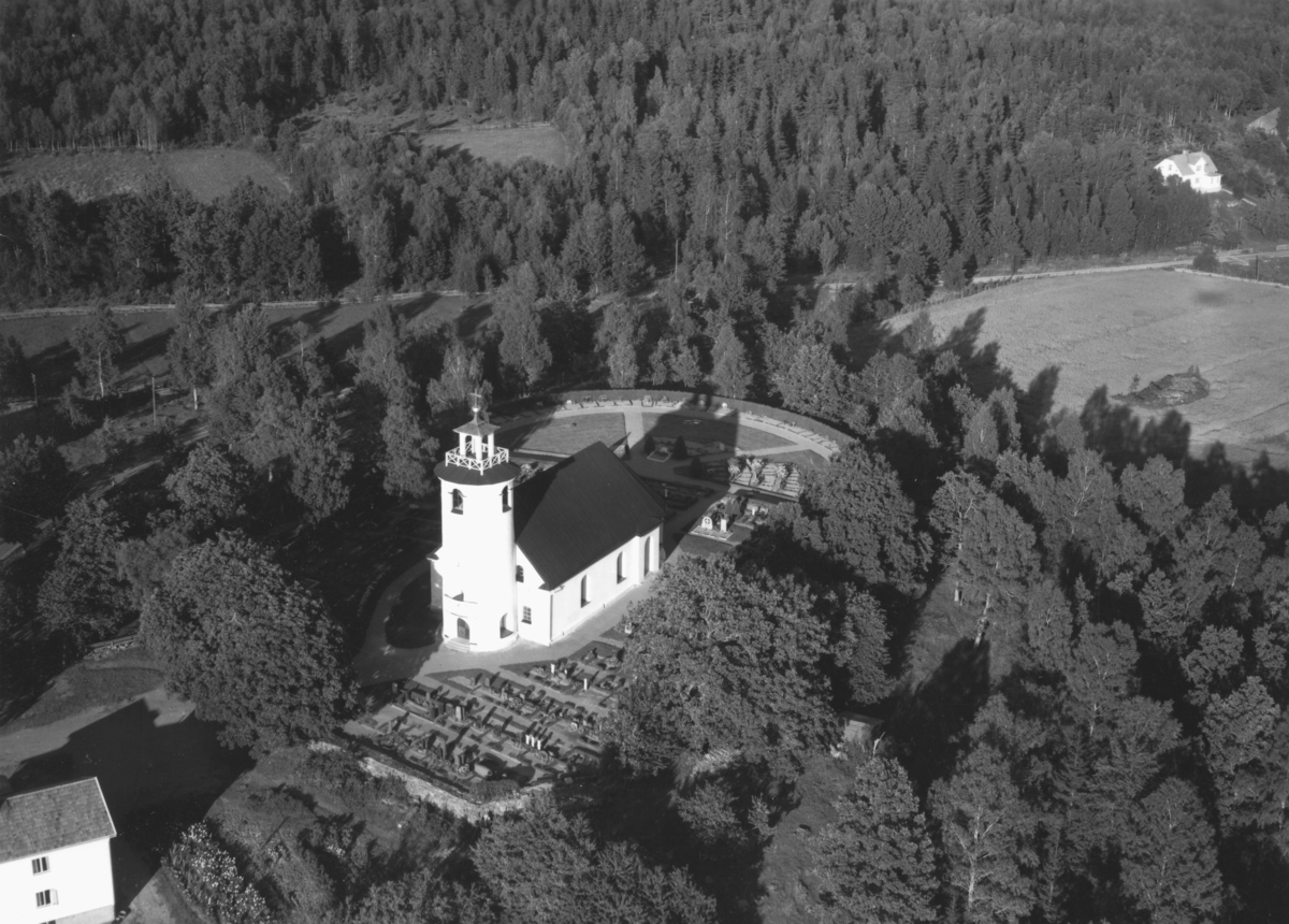 Flygfoto över Ökna kyrka i Vetlanda kommun. Nr. P. 1647