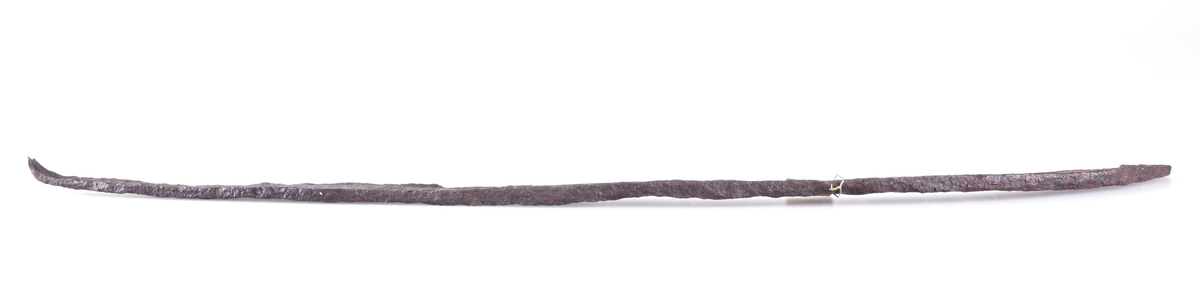 En ljå av jern fra yngre jernalder funnet i «Nordbakken» ved Hveemshagen i 1912. Ligner type Rygh 386.