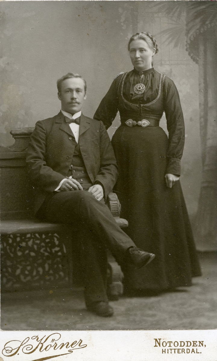 Parbilde av Olav G. Helland og Aslaug Gutukjær Helland, ca. 1905.