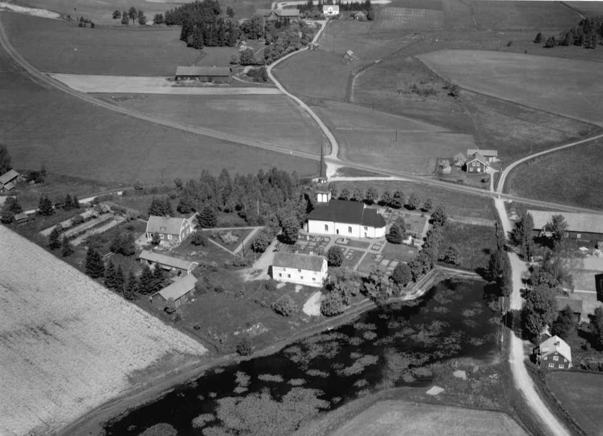 Flygfoto över Bredestads kyrka i Aneby Kommun. Nr P 184