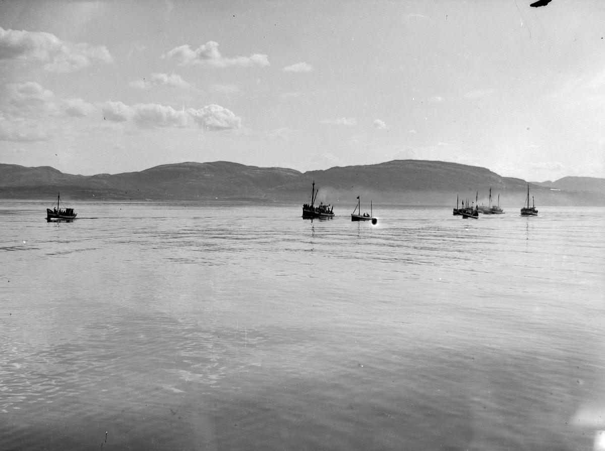 Fiskeflåte ved Austrått under et arbeiderstevne i 1936