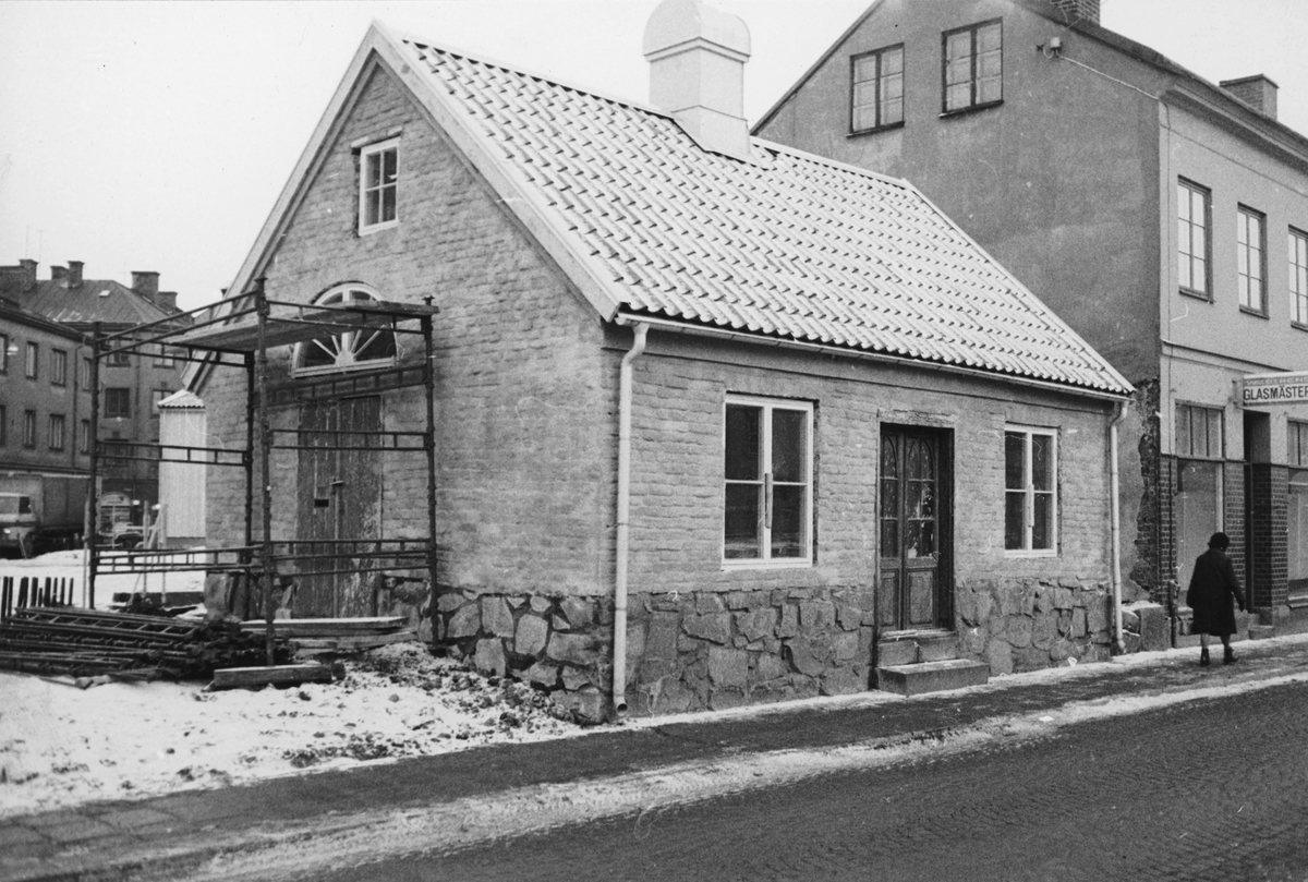 Västgötegatan 28 i Norrköping. Oegentligt benämnt "sista supen". Uppfört omkring 1760 och använt av laboratorium och förrådslokal för det Apotek som 1758 - c:a 1880 inrymdes i ett närbeläget hörnhus.
