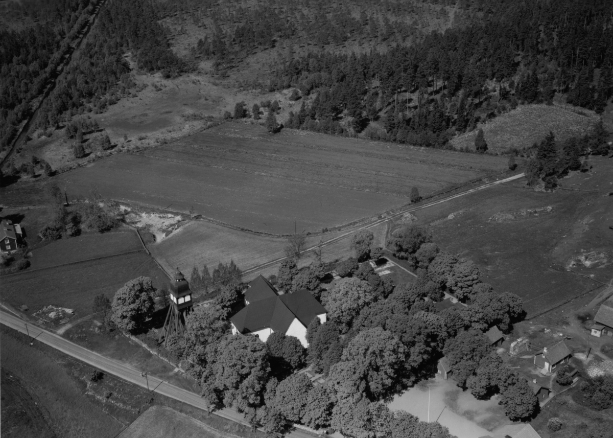 Flygfoto över Askeryds kyrka i Aneby kommun. Nr P 187