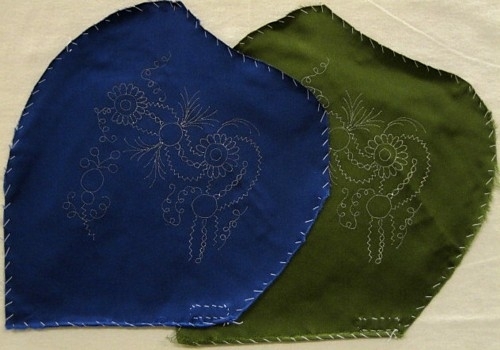 Material till två st Vika bindmössor i blått och grönt.
Svart kläde till Vika kjolsäck.