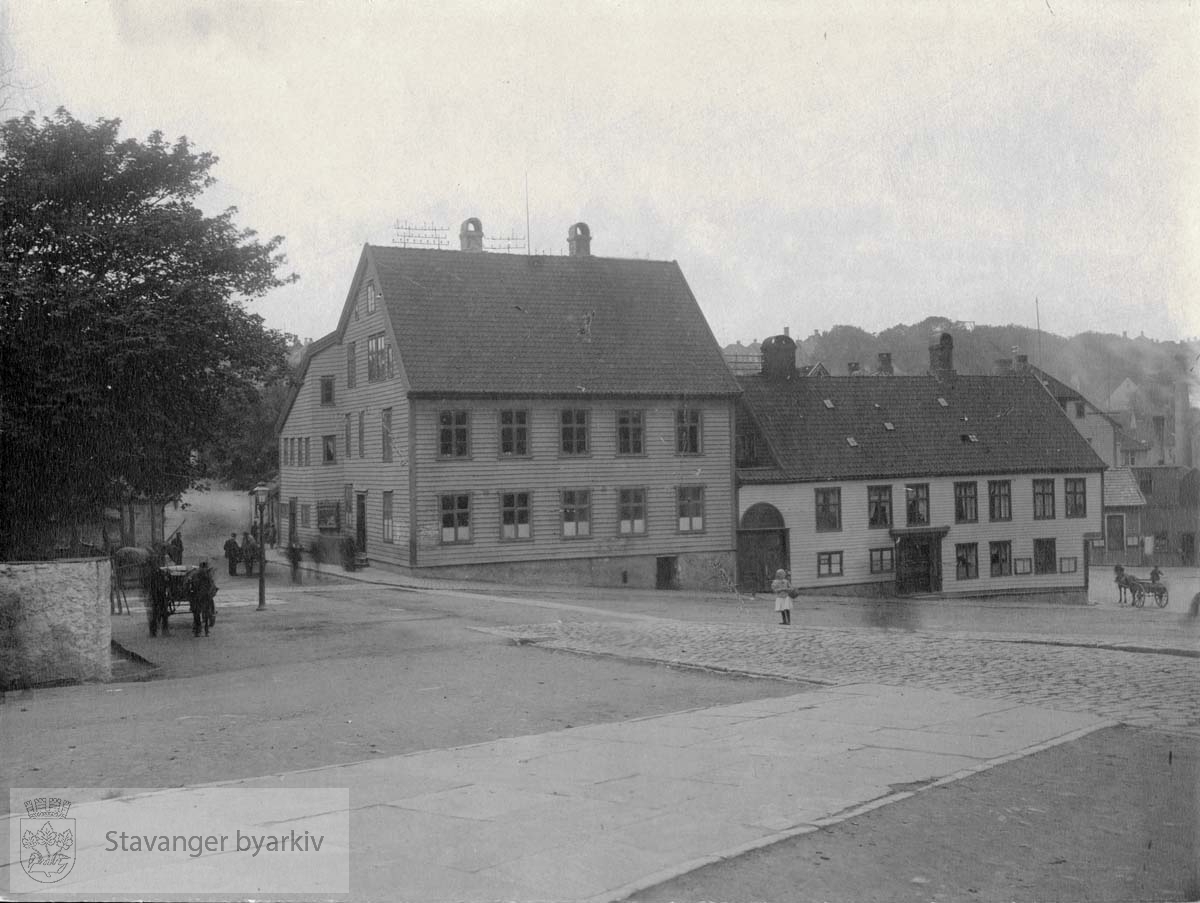 Til venstre: Byfogd Christensens hus, deretter Svaneapoteket.