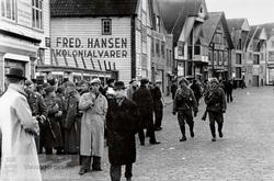 Tyske soldater og sivile nordmenn utenfor Fred Hansens Kolon