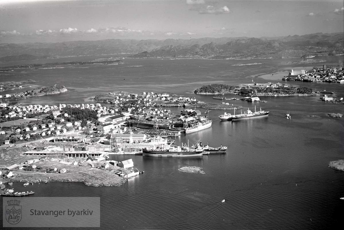 Stavanger midtre. Buøy. Mot S.Ø...Nyhavn i forgrunnen. Mot Engøy og Sølyst. .Stavanger Skibsophugning A/S , Stavanger skipsopphugning holdt til i Nyhavn fra 1903 fram til 1957 da virksomheten ble flyttet til Grimstad.