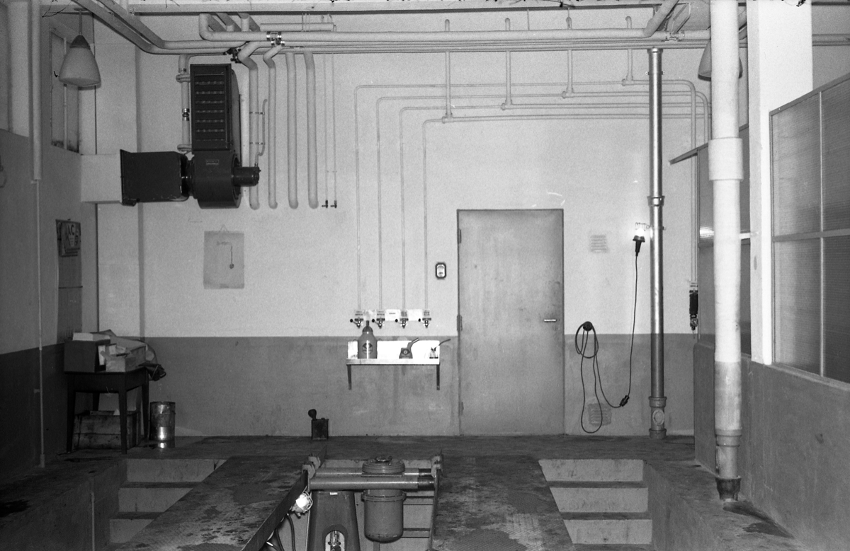 Fem bilder fra Shell bensinstasjonen og rutebilsentralen på Lena senhøstes 1955. De to første bildene er eksteriørbilder, de øvrige interiør fra bensinstasjonens smøre- og vaskehall.