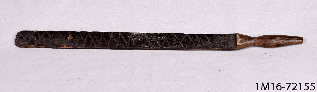 Liesticka, av ek med snedskåror, används till att slipa lien.