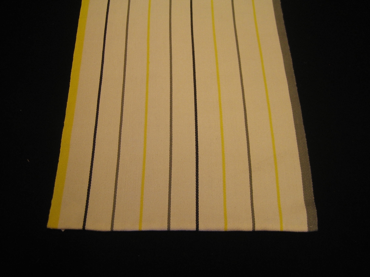 Fyra löpare Krita i olika färställningar Vit/blå/turkos/rosa, Vit/gul/blå/orange, Vit/gul/svart/grå, Vit/grön/gul/orange. Vävd i lin och kypert med varpeffekt. Varpad med 1,8 cm breda ränder i kanterna med blått/turkos, gul/blå, gul/grå respektive grön/gul 9 partier 3,5  cm breda i vitt med 0,4 cm breda ränder i turkos, rosa och blått i den första och 9 partier 4,3 cm breda i vitt med 0,4 cm breda ränder i blått/orange/gult, Svart/grått/gult respektive Grönt/gult/orange.