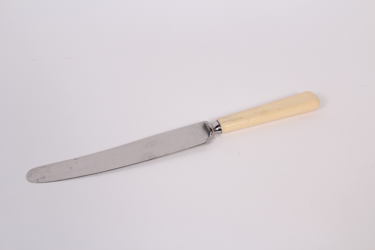 Bordkniv med kvitt skaft.