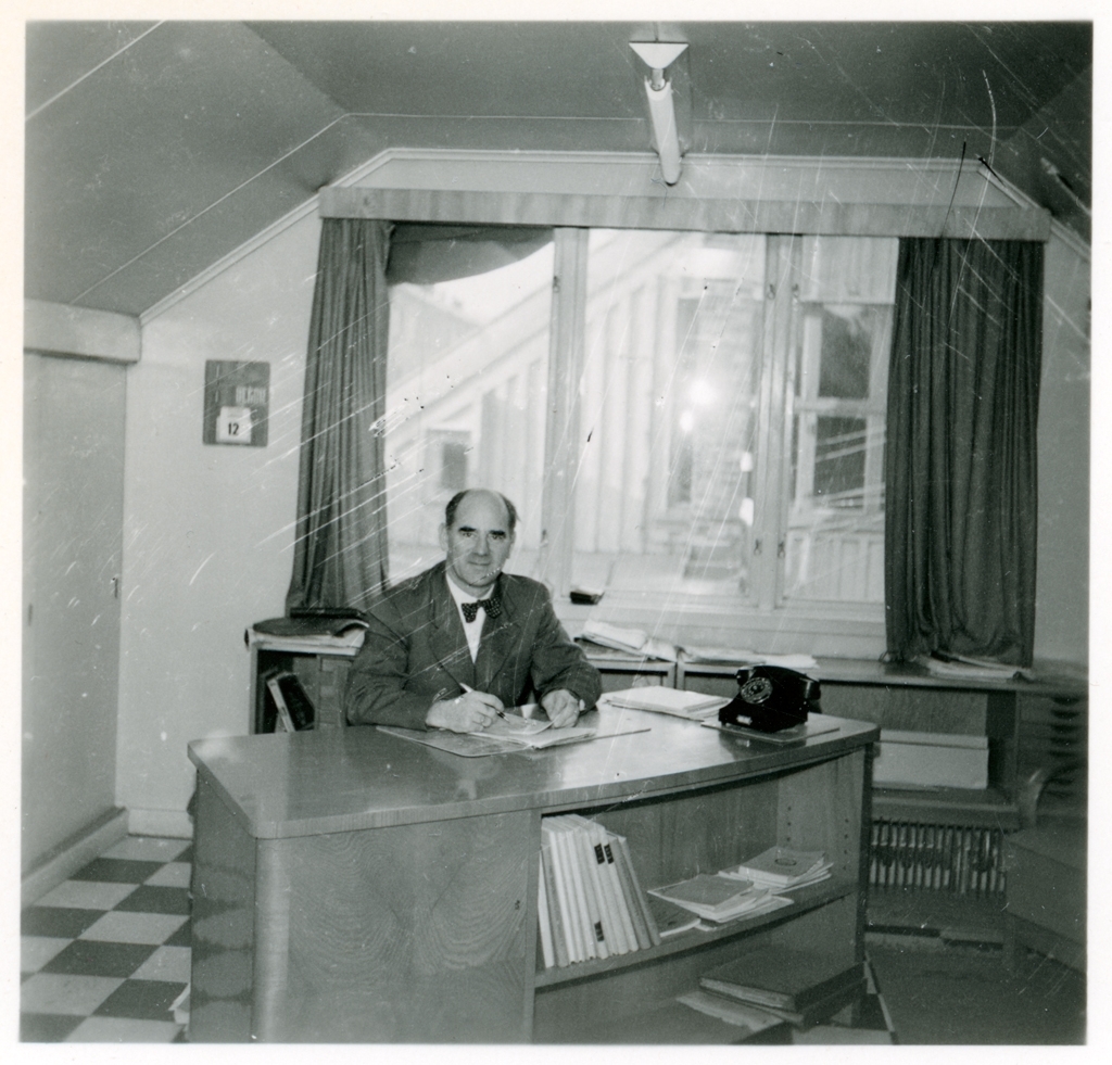 Wictor Rehnström, chef på Monark, sitter vid ett skrivbord på ett kontor. Han tittar in i kameran.