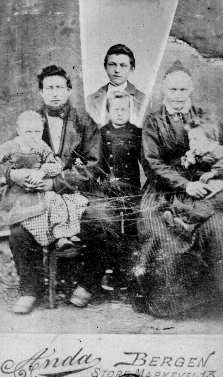 Repro av familiebilde med ektepar og fire barn etter Fotograf Lars Anda.