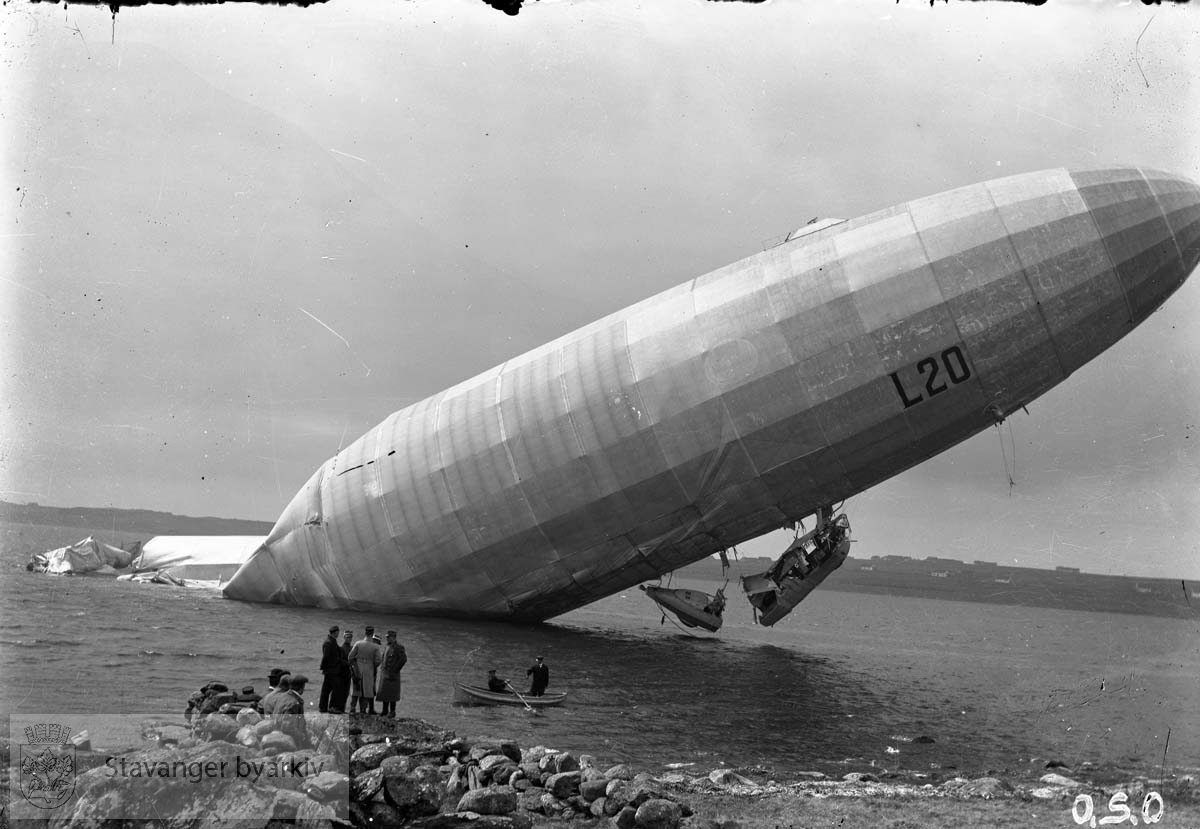 Zeppelin i Hafrsfjord.Nettop styrtet, redning. Zeppeliner styrtet i Gandsfjorden