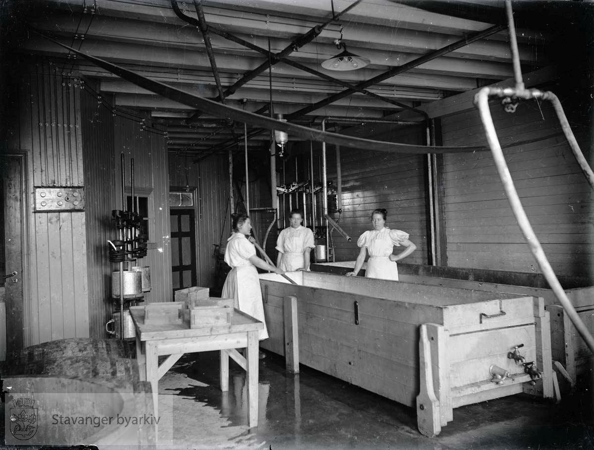 Kvinner på ysteri eller ukjent smørfabrikk