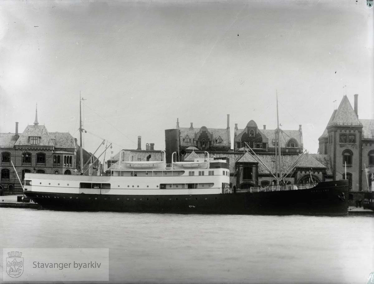 MS Rogaland..Til venstre, C. Middelthons skipsekspedisjon. Til høyre, den nye tollboden fra 1905