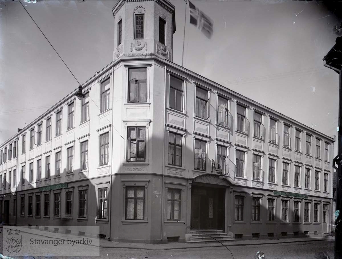 Huset var opprinnelig bygd i tre og oppført som bolig for skipsreder Søren Michal Kastrup Berner etter brannen i 1860. Tyskerne tente på huset 8. mai 1940, og ruinene ble revet...Til venstre Valberggata.
