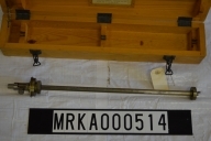 Stång med mäthylsa, styrning och kontrissa för 40 mm akan m/1936.
Förvaringslåda av ek.
