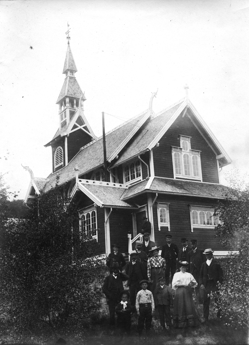 En gruppe mennesker utenfor Neiden kirke 1908.
