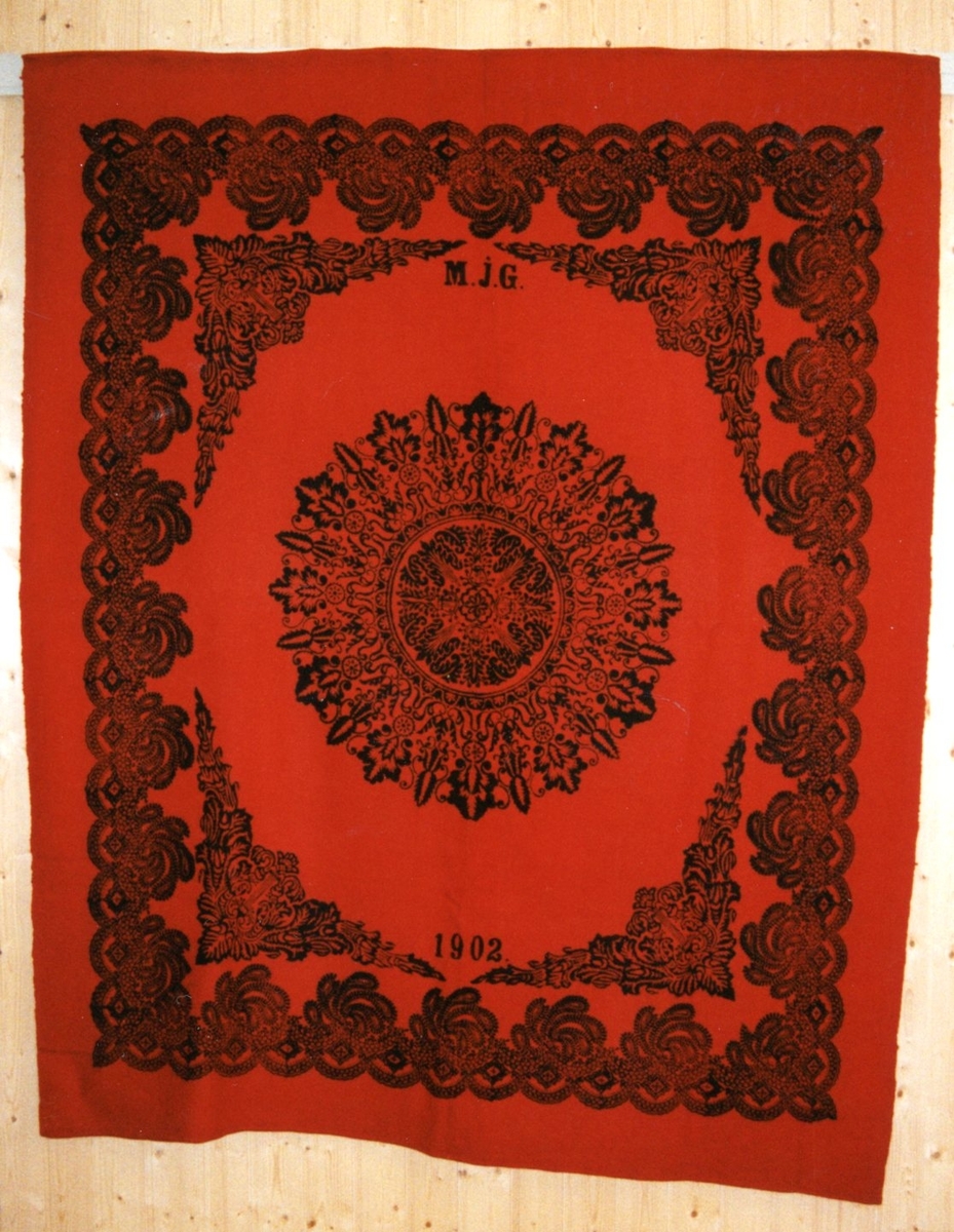 En bordduk i kypert med blokktrykket dekor. Påtrykket initialer: M.J.G. og årstallet 1902.
Meldal Bygdemuseum, nr. 13.

Tilstand: Fin.