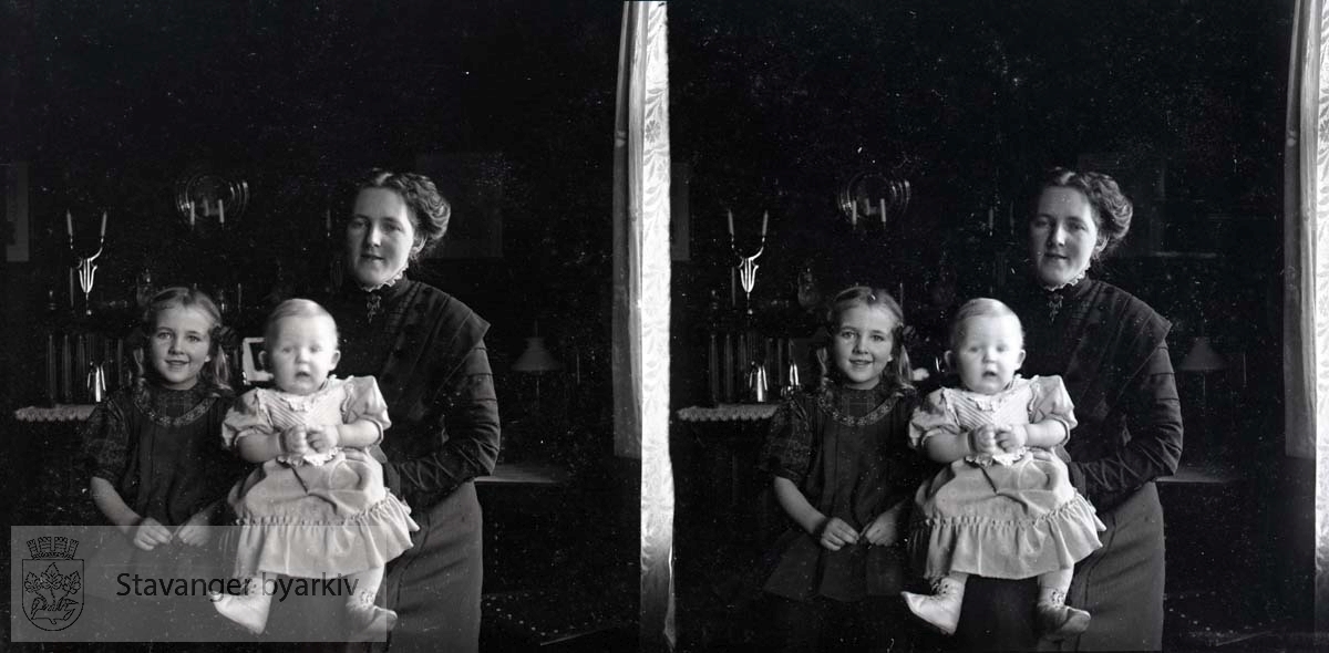 Stereofotografi..Nicoline Eckhoff, Michaels kone, med deres to barn Borghild f 18.12.1904 og Christian Wilhelm Eckhoff f 03.06.1909..