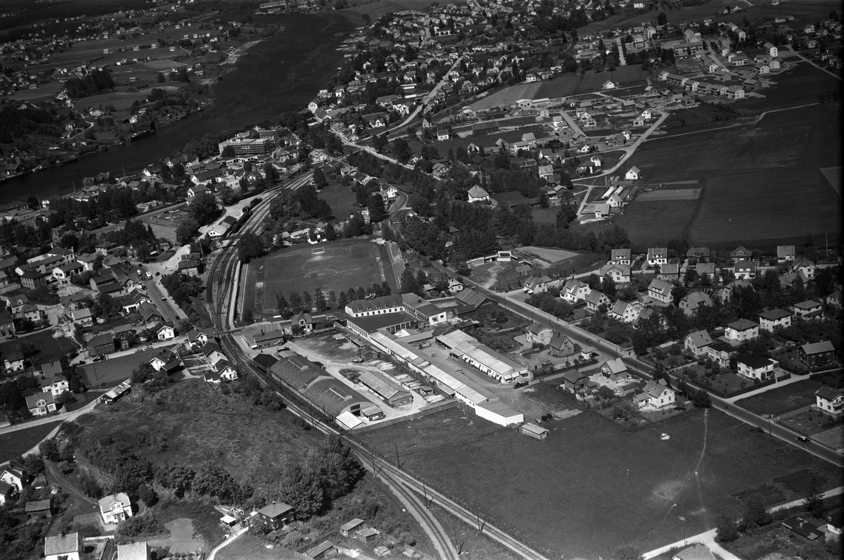 Flyfotoarkiv fra Fjellanger Widerøe AS, fra Porsgrunn Kommune. Bybilde, Porsgrunn BEHA fabrikker.  Fotografert av Vilhelm Skappel, 18.06.1955.