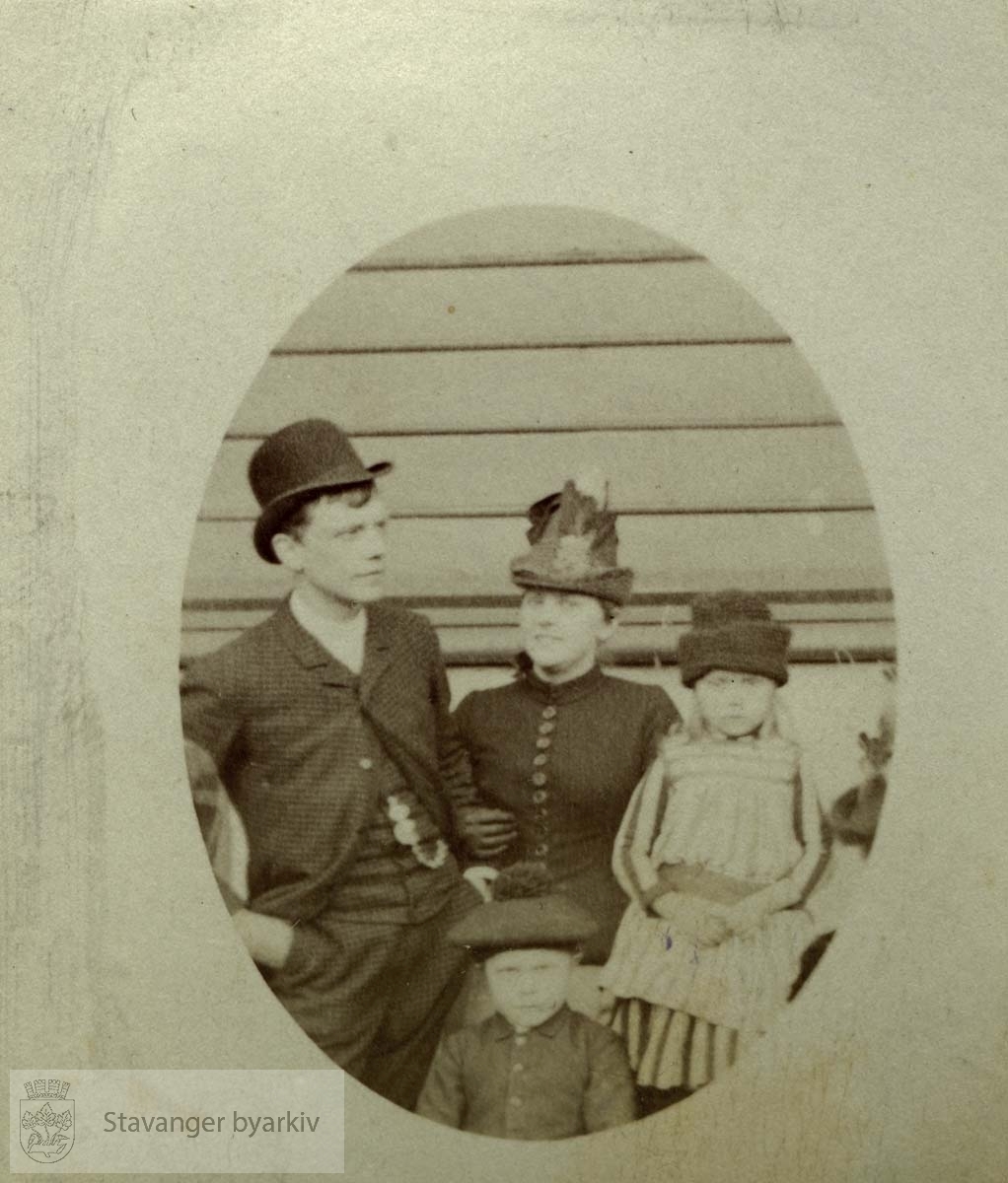 Georg T. Monsen med familie