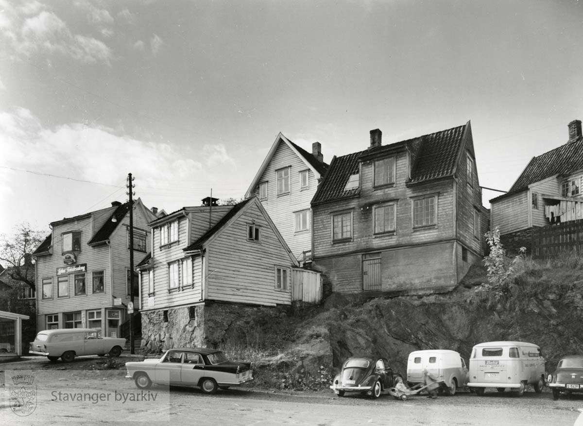Fra venstre: Nedre Kleivegate 16, Nedre Kleivegate 18, revet januar 1960, Store Trappeoppgang 1 og 1A, revet desember 1959, Øvre Kleivegate 15, revet januar 1960