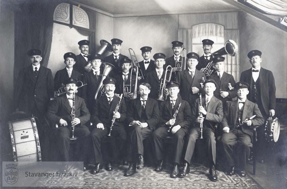 Atelierfoto av Kommunekorpset...Nr. 2 fra høyre i midtre rekke: Thollef Sæbø