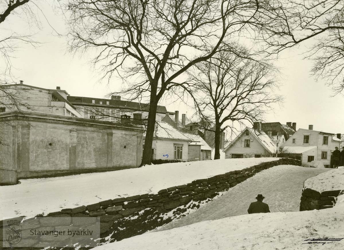 Murbygningen hører til Nygaten 27, revet mars 1959. Til høyre for den ligger Nygaten 29.