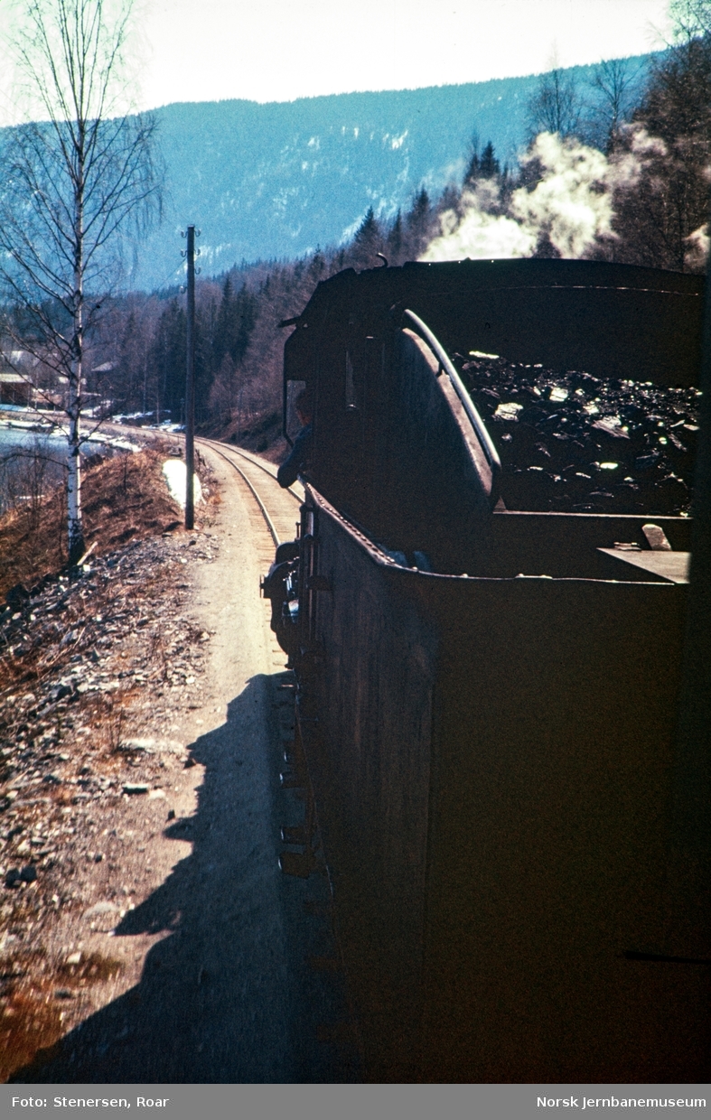 Godstog fra Rødberg til Kongsberg nord for Kjerre holdeplass. Toget trekkes av damplokomotiv type 21b nr. 225.