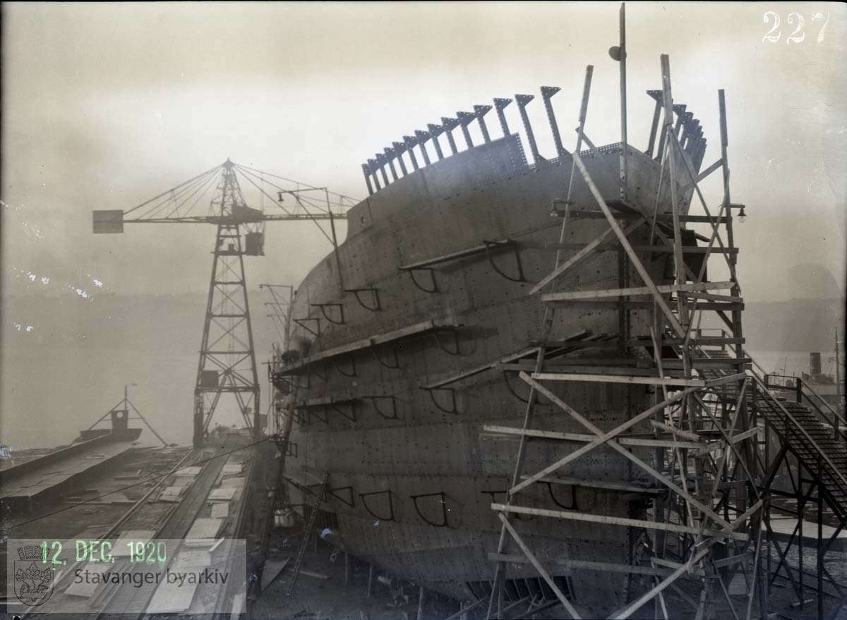 Rosenberg Mekaniske Verksted.Buøy..Skipet på 9000 tonn var landets største da det ble sjøsatt 4. juli 1921. Redere var Bruusgaard, Kiøsterud & Co., Drammen