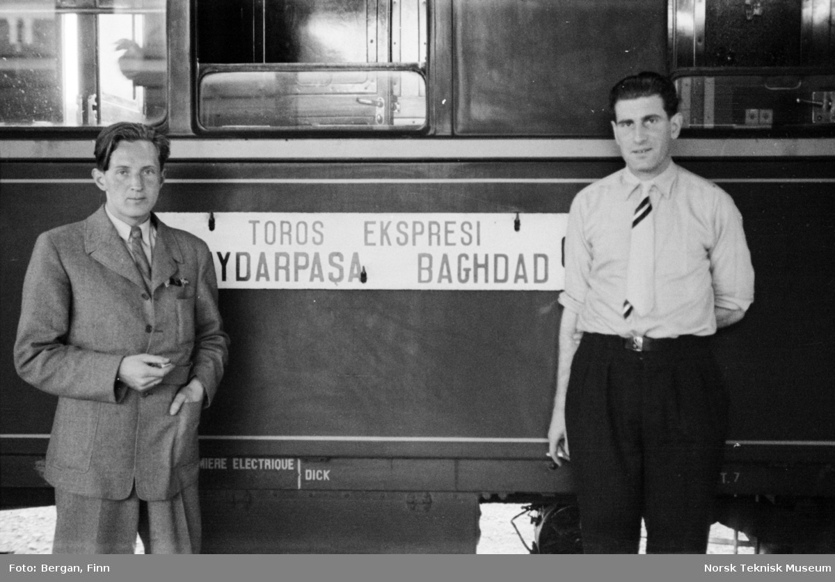 To personer ved togvogn, Toros ekspresi, Taurus Express, Istanbul - Bagdad