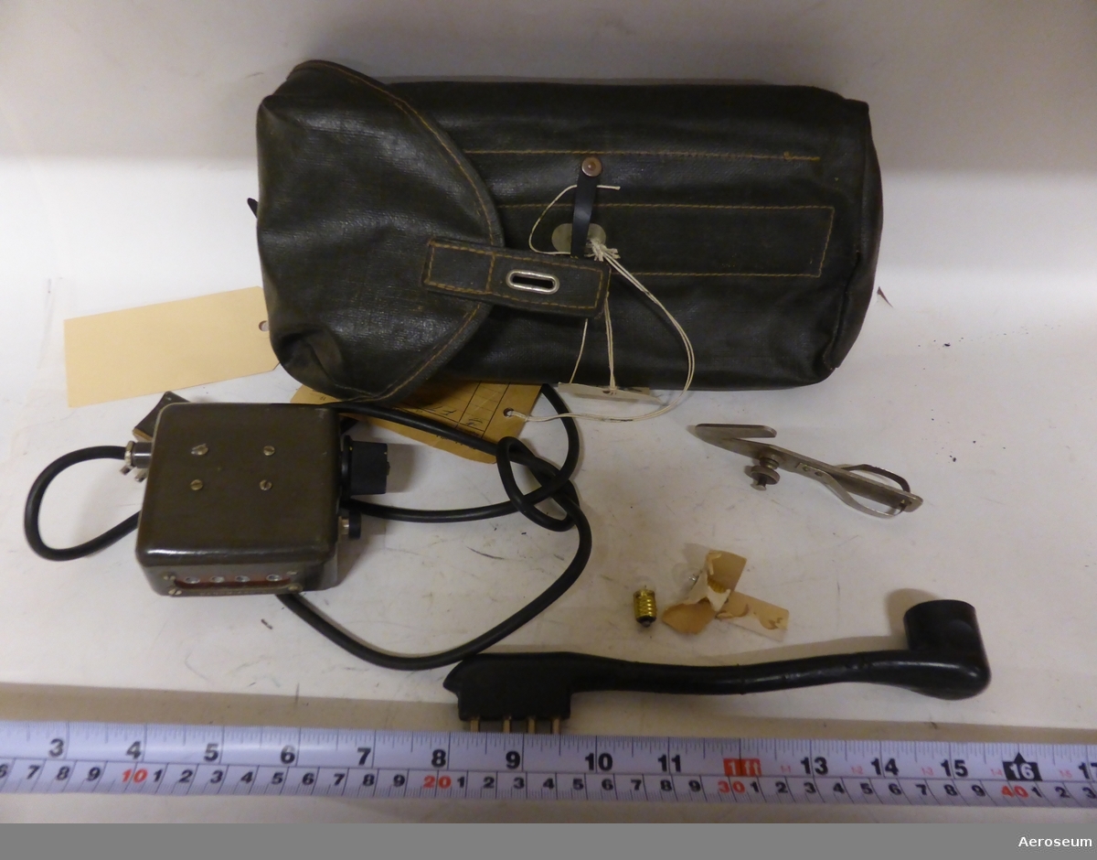 En radiosändare kombinerad mottagare med tillbehör.  Tillbehören i en väska: två små glödlampor, sladd, mikrofonomkopplare med volymreglage, och trådkapare. I den andra väskan finns: ihopvikbar antenn, och en svart telefonlur med sladd.

De olika väskorna är märkta med "KBS 732" (troligtvis kustbevakningsstation 732)