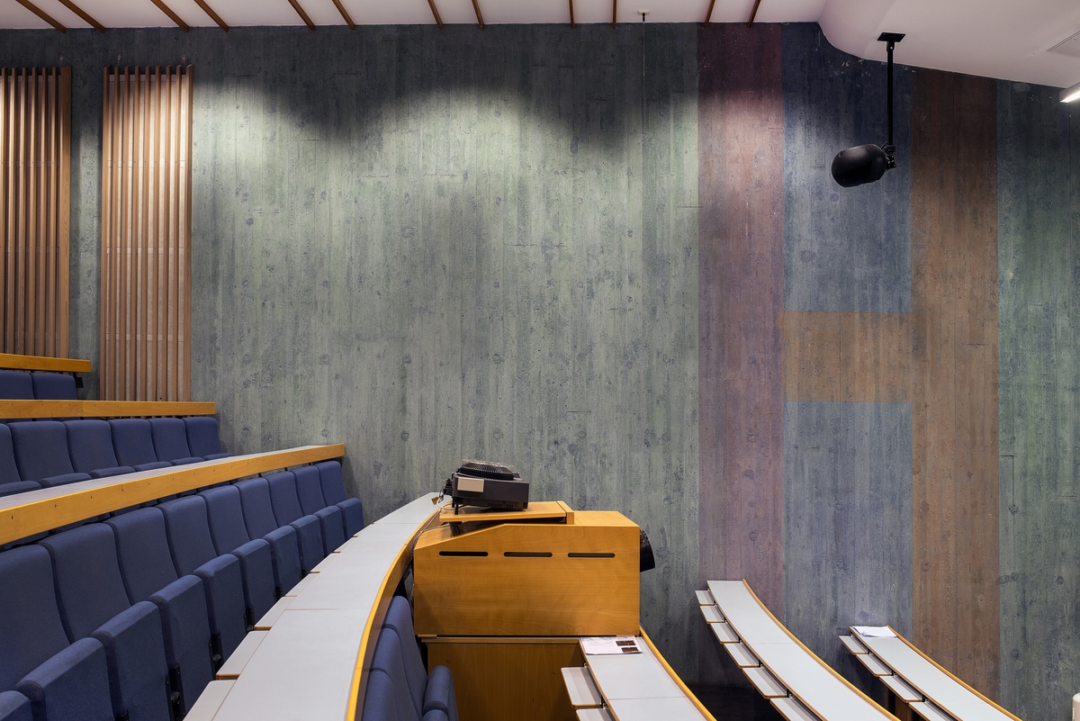 Utsmykkingen omfatter lasering av betongveggene i de tre auditoriene. Tre blåfarger er valgt som respektive hovedfarger til hvert av auditoriene; varmblå, kaldblå og blågrønn.