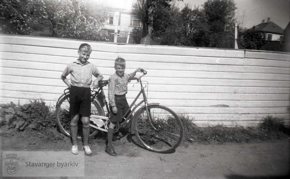 To kamerater med sykkel.Oskar Andreas Iversen til høyre (?)