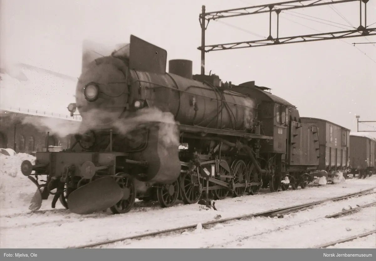 Damplokomotiv type 31b nr. 451 med sporrenser på Oslo Østbanestasjon.