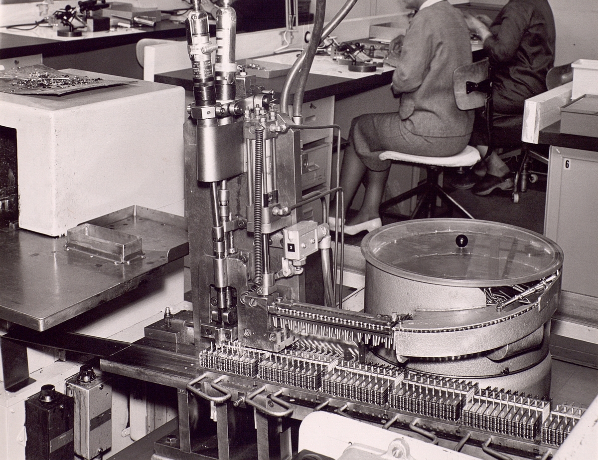 Automat för sammansättning av fjädergrupper för koordinatväljare på televerkstaden i Nynäshamn 1966.