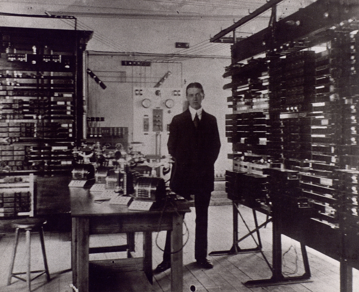 Nils Palmgren, ingenjör. Autotelefon Betulander, omkring 1915.