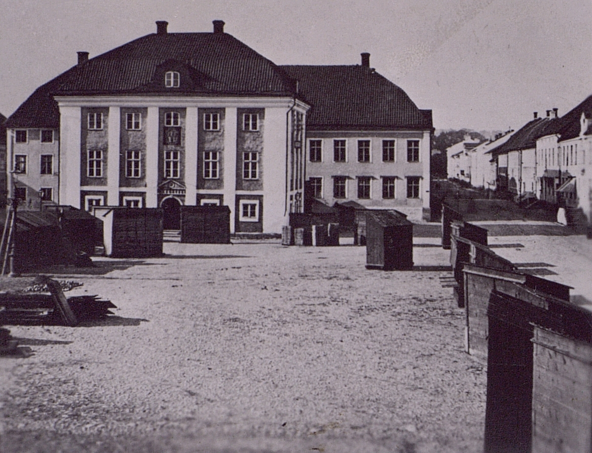 Jönköpings telefonstation. Gamla Rådhuset. Den 1:a september 1856 öppnades telegrafstationen i denna fastighet, och kvarblev till 1882. Telegrafstationens skylt syns  i 3:e våningen på gaveln.